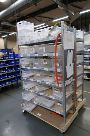 2 fag lagerreoler med div. Varelager