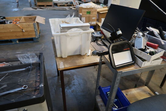 Skrivbord, kontorstol samt div. Varelager og reservedele