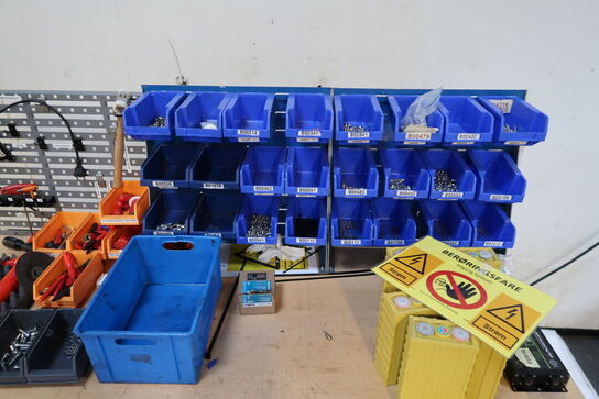 Arbejdsbord med div. Værktøj og varelager