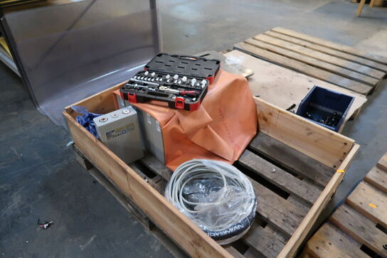 Div. Paller med værktøj og varelager