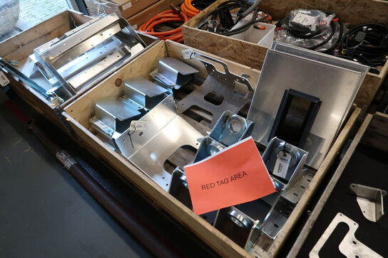 11 stk. paller med varelager og reservedele