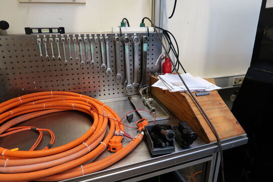 Arbejdsbord med div. Værktøj og varelager