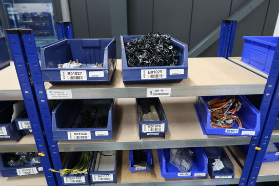 Div. Varelager og værktøj på reoler