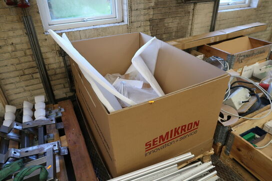 Paller med div. Beslag, jern, reservedele, varelager m.m.