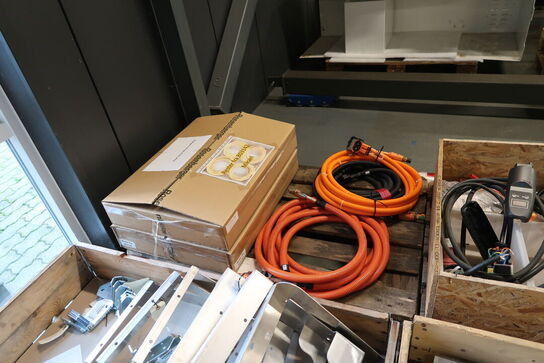 11 stk. paller med varelager og reservedele