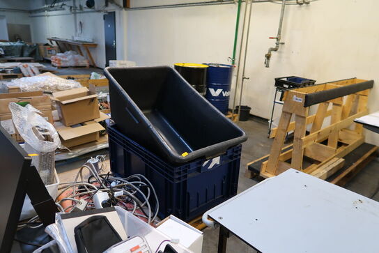 Skrivbord, kontorstol samt div. Varelager og reservedele