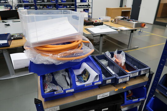 2 stk. lagerreoler med div. Varelager