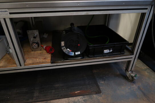 Arbejdsbord med div. Værktøj og varelager