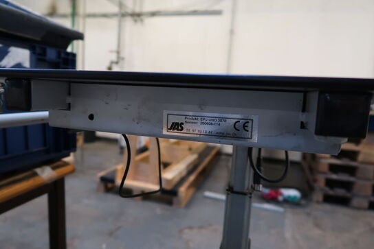 Skrivbord, kontorstol samt div. Varelager og reservedele