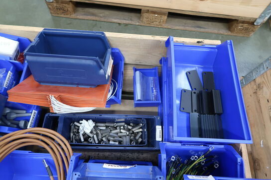 2 stk. paller med varelager/reseverdele