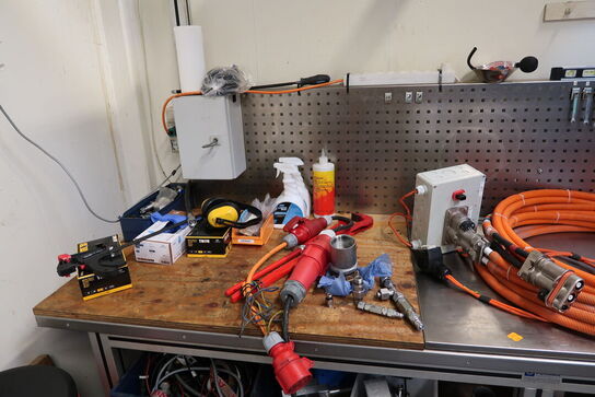 Arbejdsbord med div. Værktøj og varelager