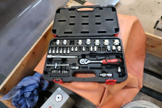 Div. Paller med værktøj og varelager