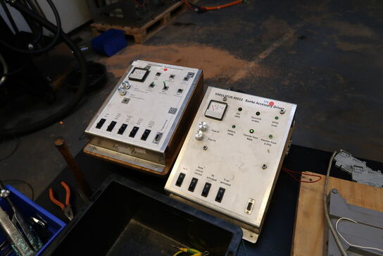 Kontorstol samt skrivebord med div. Varelager og reservedele