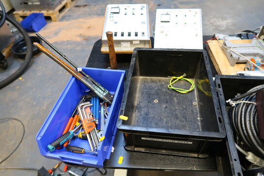 Kontorstol samt skrivebord med div. Varelager og reservedele