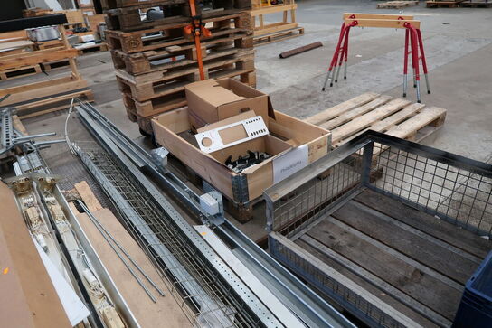 Paller med div. Beslag, jern, reservedele, varelager m.m.