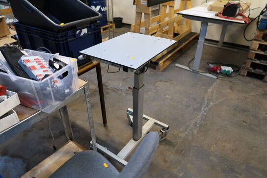 Skrivbord, kontorstol samt div. Varelager og reservedele