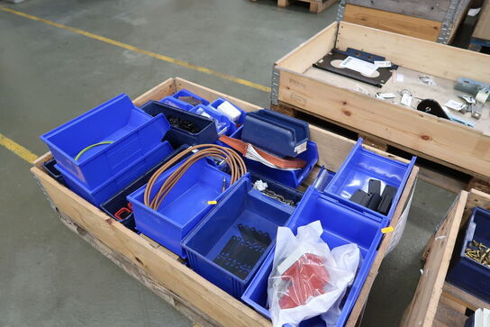 2 stk. paller med varelager/reseverdele