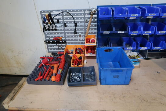 Arbejdsbord med div. Værktøj og varelager