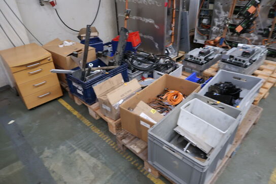 3 stk. paller med varelager/reseverdele