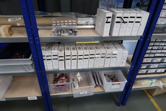 Div. Varelager og værktøj på reoler