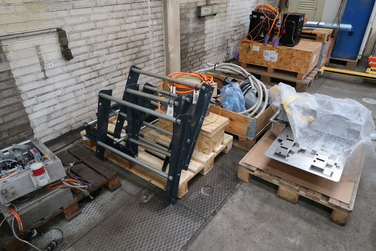 4 stk. paller med varelager/reservedele