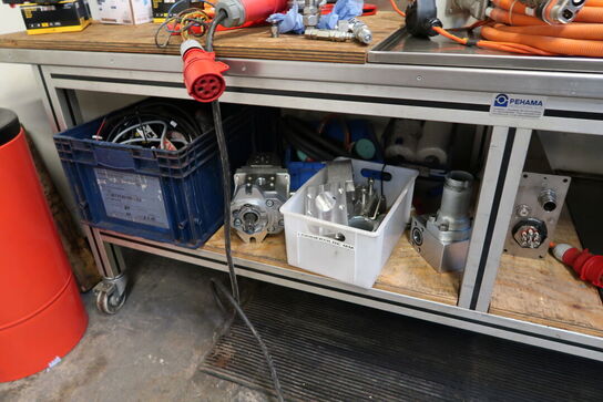 Arbejdsbord med div. Værktøj og varelager