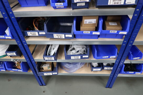 Div. Varelager og værktøj på reoler