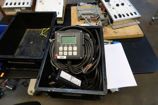 Kontorstol samt skrivebord med div. Varelager og reservedele