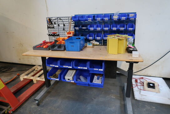 Arbejdsbord med div. Værktøj og varelager