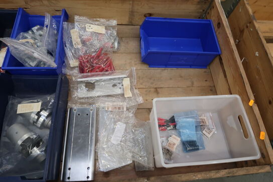 2 stk. paller med varelager/reseverdele