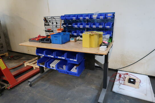 Arbejdsbord med div. Værktøj og varelager