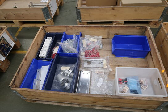 2 stk. paller med varelager/reseverdele