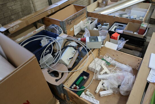 Paller med div. Beslag, jern, reservedele, varelager m.m.