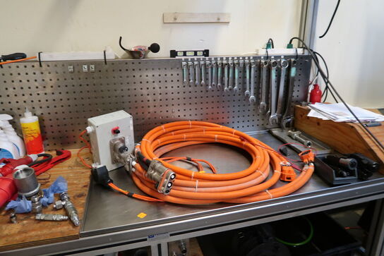 Arbejdsbord med div. Værktøj og varelager