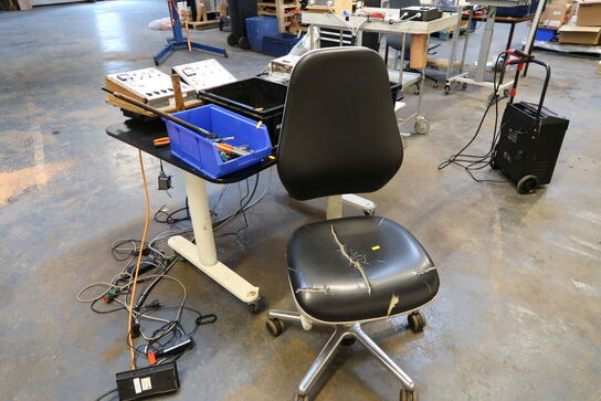 Kontorstol samt skrivebord med div. Varelager og reservedele