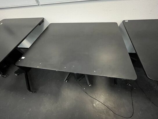 Fire hæve/sænkeborde. 