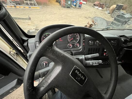 Lastbil MAN TGM 15.240 med Kran