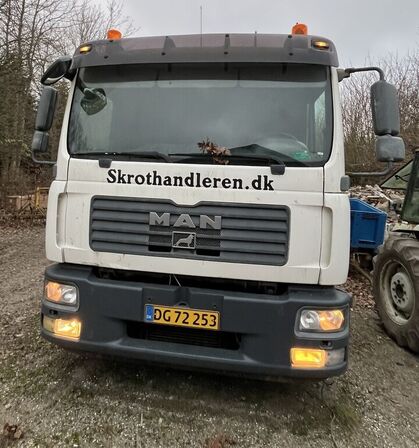 Lastbil MAN TGM 15.240 med Kran