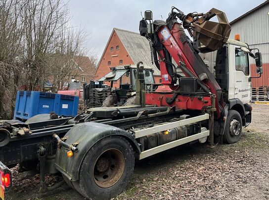 Lastbil MAN TGM 15.240 med Kran