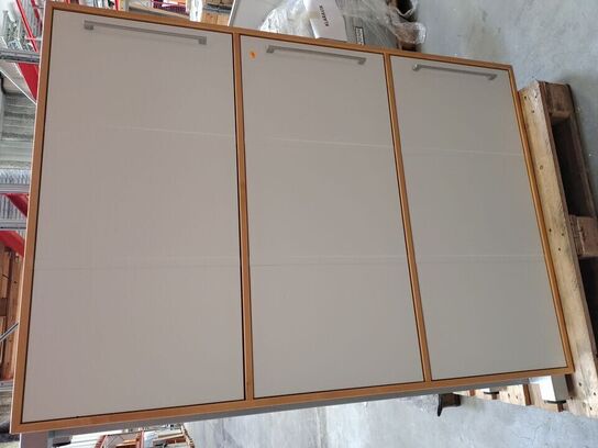 Kontorskab.  Måler ca. 167 x 42 x 127 cm.