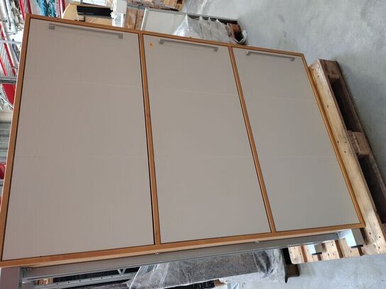 Kontorskab.  Måler ca. 167 x 42 x 127 cm.