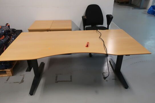 El. hæve/sænke skrivebord, 2 stk. skuffemoduler samt kontorstol