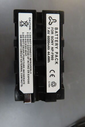 2 stk. batterier SONY samt lader 