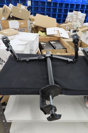 2 stk. Computerskærme samt dobbelt skærmholder