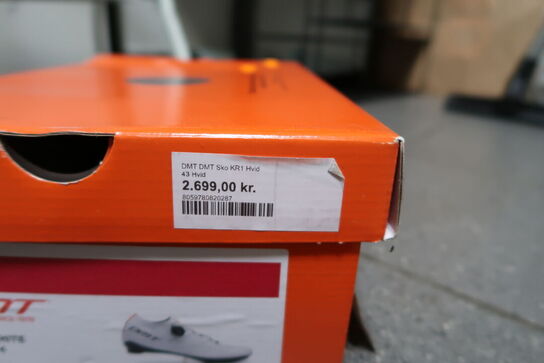 Cykelsko DMT Road Str: 43 samt kæde m.m.