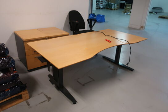 El. hæve/sænke skrivebord, 2 stk. skuffemoduler samt kontorstol