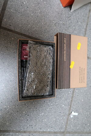 Cykelsko DMT Road Str: 43 samt kæde m.m.