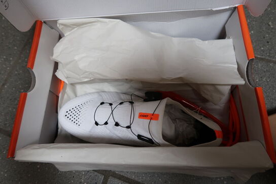 Cykelsko DMT Road Str: 43 samt kæde m.m.