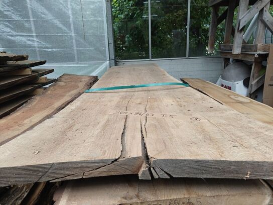 1 stk. Egetræsplanke str. 260 x 88 / 67 x 5