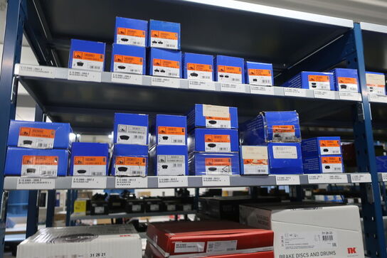 30 fag lagerreoler med indhold